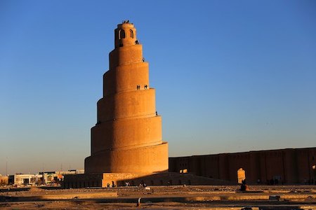 Edificio de arcilla roja en capas redondas