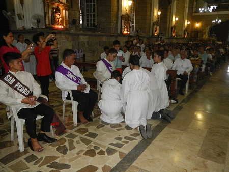 La foto muestra a hombres lavándose los pies durante la misa del Jueves Santo en la iglesia de Santa Rita en Filipinas.
