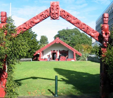 Un marae con arcos rojos intrincadamente tallados.