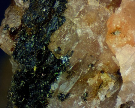Textura gruesa de pegmatita y formación de cristales.