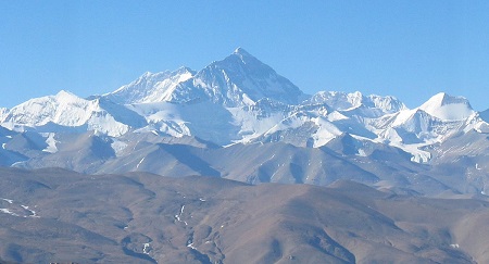 Una imagen panorámica de la cumbre del Monte Everest, un pico cubierto de nieve.