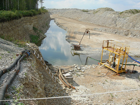 La imagen muestra una mina de esquisto bituminoso activa
