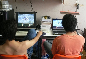 two_men_playing_computer_game