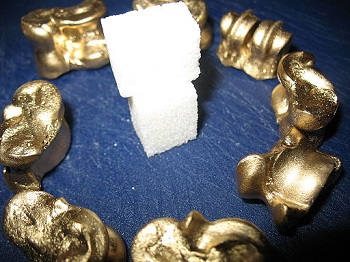 Nudillos chapados en oro