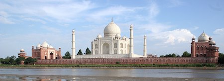 Una imagen del Taj Mahal que muestra las cúpulas, los minaretes y el mármol blanco utilizados en el diseño de este mausoleo.