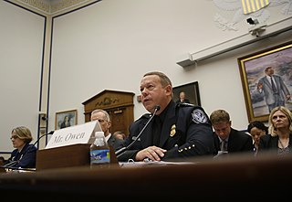 Oficial de policía testificando en la corte - un ejemplo de evidencia directa
