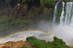 Arco iris de cascada creado por gotas de agua en el aire