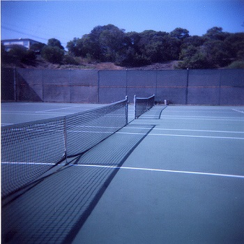 cancha de tenis con poca luz