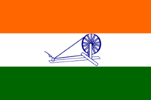 Una bandera con franjas horizontales de color azafrán, blanco y verde y una rueca en el centro.