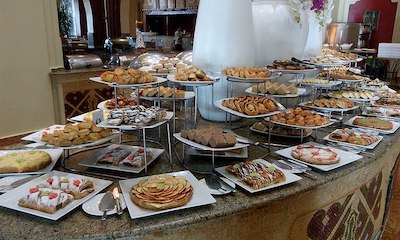 Una fotografía de varios postres y pasteles horneados.