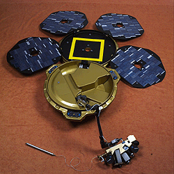 Fotografía de un dispositivo electrónico con varios paneles redondos y un sensor.