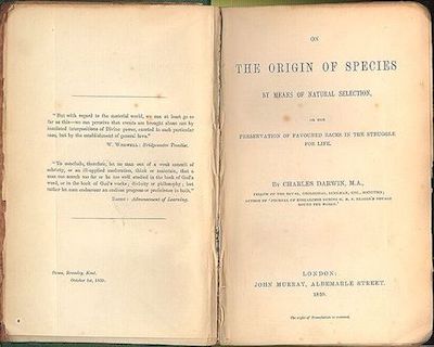 Una fotografía de la portada de un antiguo libro titulado Sobre el origen de las especies.