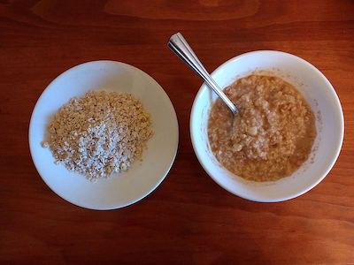 Una fotografía de un plato de avena instantánea a la izquierda y un plato de avena cocida a la derecha.