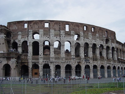 Ruinas del Coliseo Romano con columnas y arcos