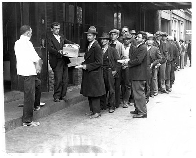 1930 Fotografía en blanco y negro de hombres con trajes oscuros esperando en la cola