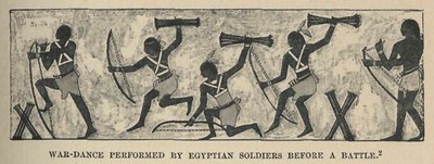Foto de fragmentos de un mural de pared del antiguo Egipto que muestra a bailarines realizando una danza de guerra de celebración mientras sostienen armas.