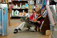 Niño leyendo un libro