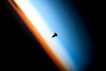 La estratosfera es la capa blanca sobre la capa naranja de la troposfera.