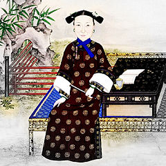 Pintura colorida de Cixi escribiendo caligrafía. Está en un jardín de bambú, lleva un vestido negro y sostiene un bolígrafo en la mano.