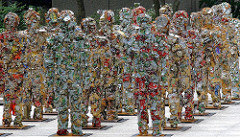 Fotografía de la instalación de artes escénicas de HA Schult TrashPeople