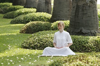 Mujer meditando en el jardín