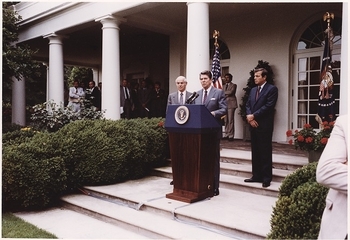 El presidente Ronald Reagan anuncia el despido de 11.000 controladores de tráfico aéreo que desafiaron su orden de regresar al trabajo