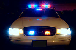 Coche de policía con luces encendidas