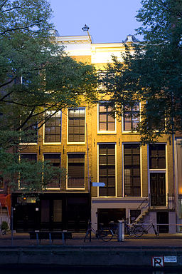 Exterior del edificio que contiene un anexo secreto