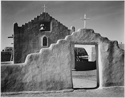 Iglesia, Monumento Histórico Nacional del Pueblo de Taos, Nuevo México, 1941 por Ansel Adams