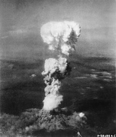 Fotografía en blanco y negro del humo que sale de la Tierra después de la fecha de la bomba de Hiroshima.