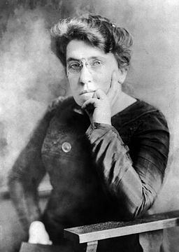 Imagen en blanco y negro de Emma Goldman.