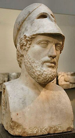 Busto de mármol de Pericles con barba y casco corintio inclinado hacia atrás en la cabeza.