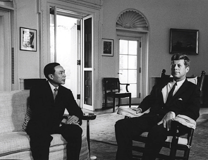 Imagen en blanco y negro de John F. Kennedy y Nguyen Dinh Thuan.