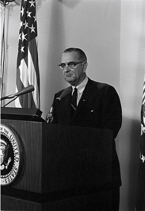 Fotografía en blanco y negro de Lyndon B. Johnson dando su discurso de medianoche.