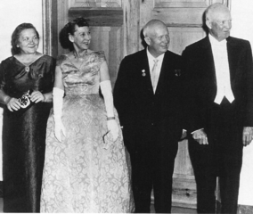 Jruschov con Eisenhower y sus esposas