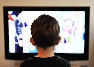 niño viendo tv