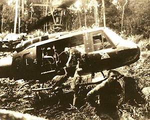 Bruce Crandall realiza una misión de rescate en Vietnam con su colega ganador de la Medalla de Honor Ed Freeman.