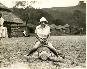 Mujer montando tortuga y el efecto sobre la ecología.