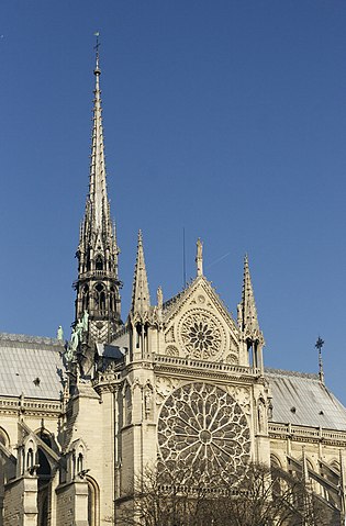 El exterior de la Catedral de Notre Dame muestra los pináculos, arcos apuntados y vidrieras típicas de la arquitectura gótica.