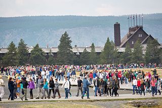 Turistas en Old Faithful en el parque de Yellowstone.