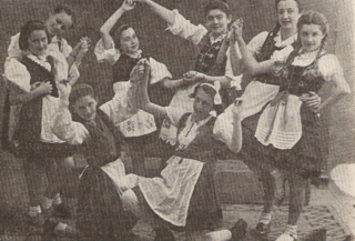 Niñas judías húngaras en ropas tradicionales