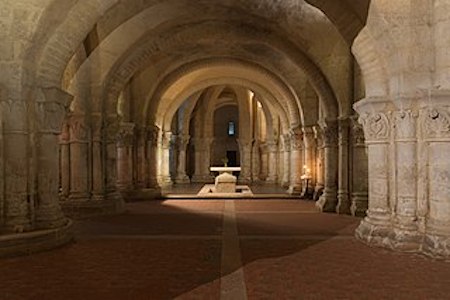 El interior de una catedral románica mostrando los arcos de medio punto típicos de este estilo.