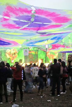 Rave con techo colorido