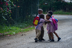 Niños peleando