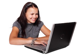 Estudiante en computadora