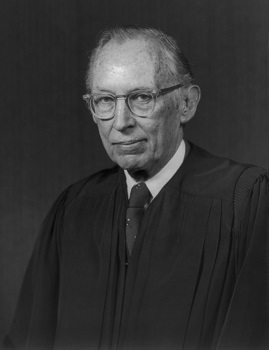 El juez Lewis Powell, quien escribió para la mayoría