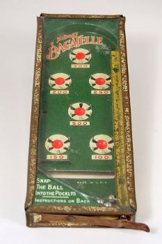 Tablero de juego de madera con círculos estampados de colores.