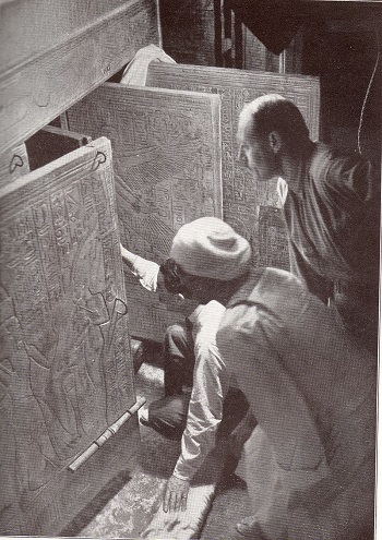 Howard Carter abre la tumba