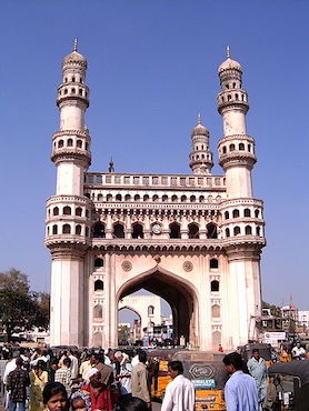 Fotografía de multitudes de personas caminando y paradas frente al Charminar