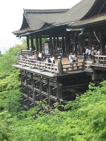 Imagen en color. El escenario del templo Kiyomizu Dera.